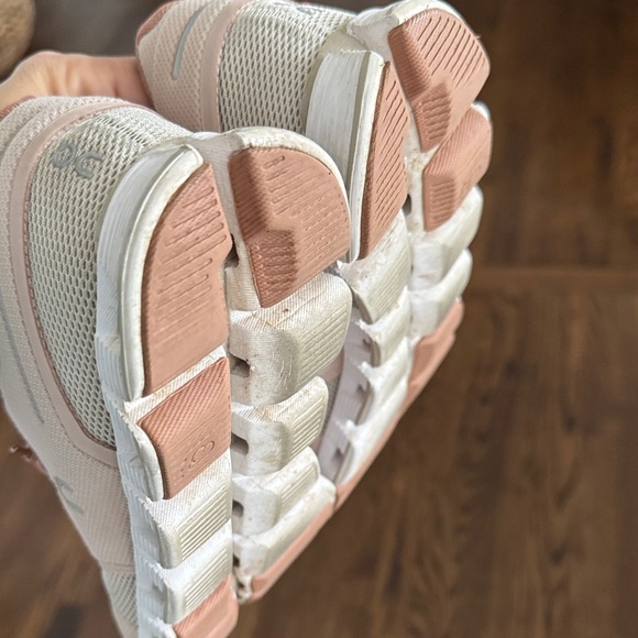 On Running Women's Athletic Shoes - Picture 5 of 8